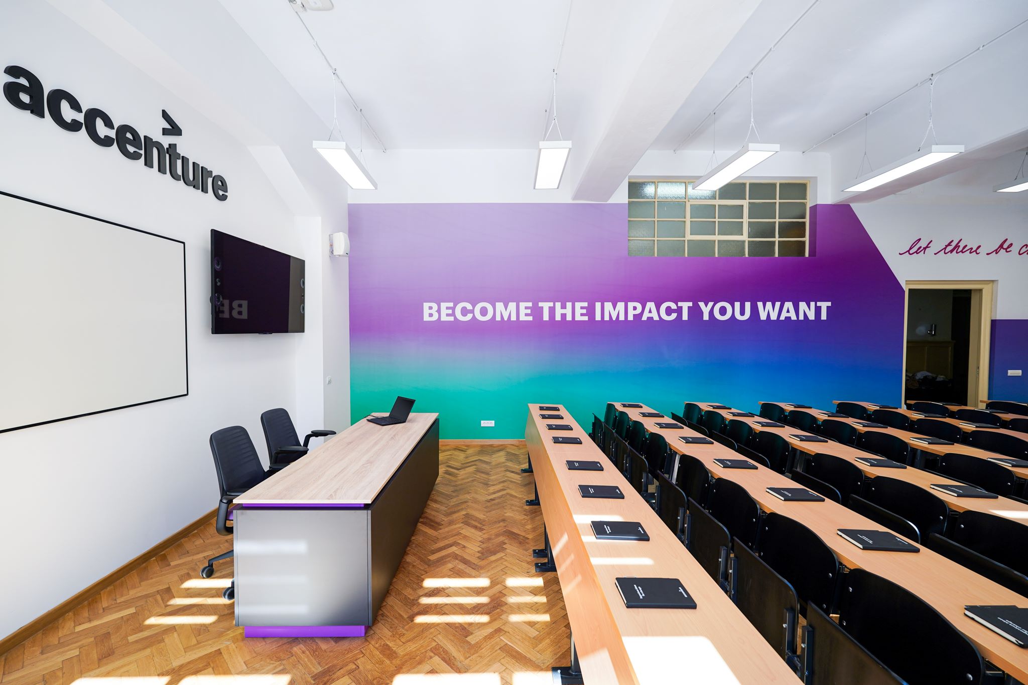 Accenture România și Facultatea de Limbi și Literaturi Străine din cadrul Universității din București inaugurează o sală de curs modernă care va găzdui programe de studii inovatoare